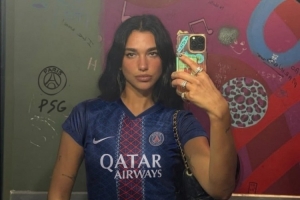 名人球迷！巴黎官方晒歌手DUA LIPA穿巴黎球衣照